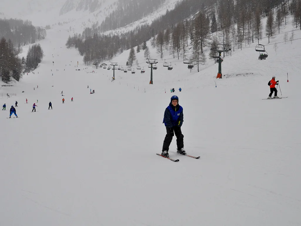 Skifahrer auf der Piste bei diesigem Wetter.